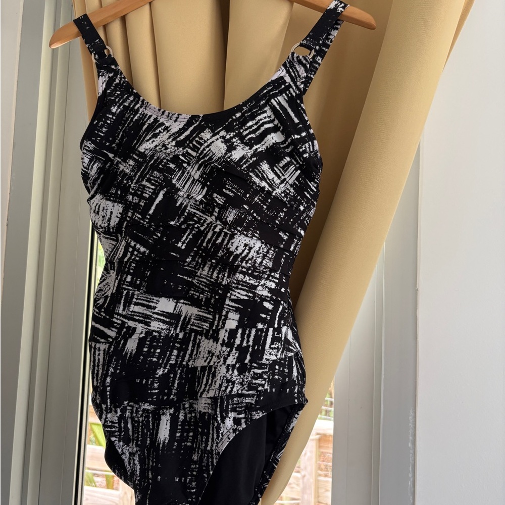 Calvin Klein Black & White Abstract Print Ruched One Piece Swimsuit Size 8